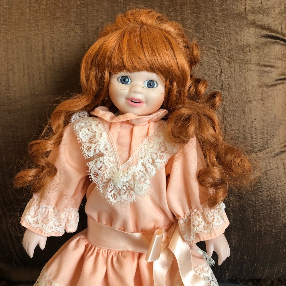 Beautiful decor porcelain doll - Picture 3 of 5
